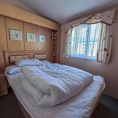 8 Berth Caravan With Decking To Hire At Naze Marine In Essex Ref 17045Nm Walton-on-the-Naze Extérieur photo