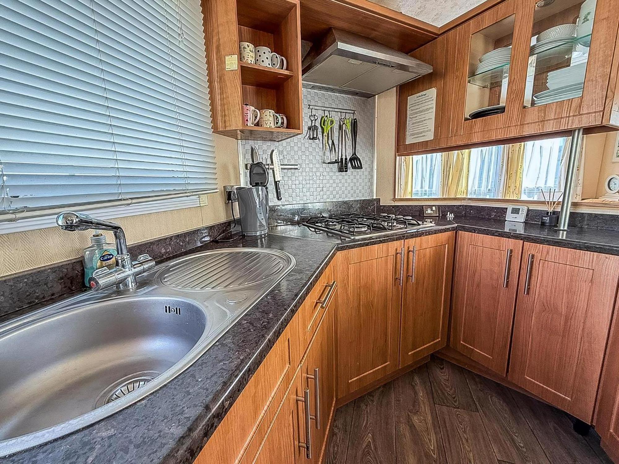 8 Berth Caravan With Decking To Hire At Naze Marine In Essex Ref 17045Nm Walton-on-the-Naze Extérieur photo