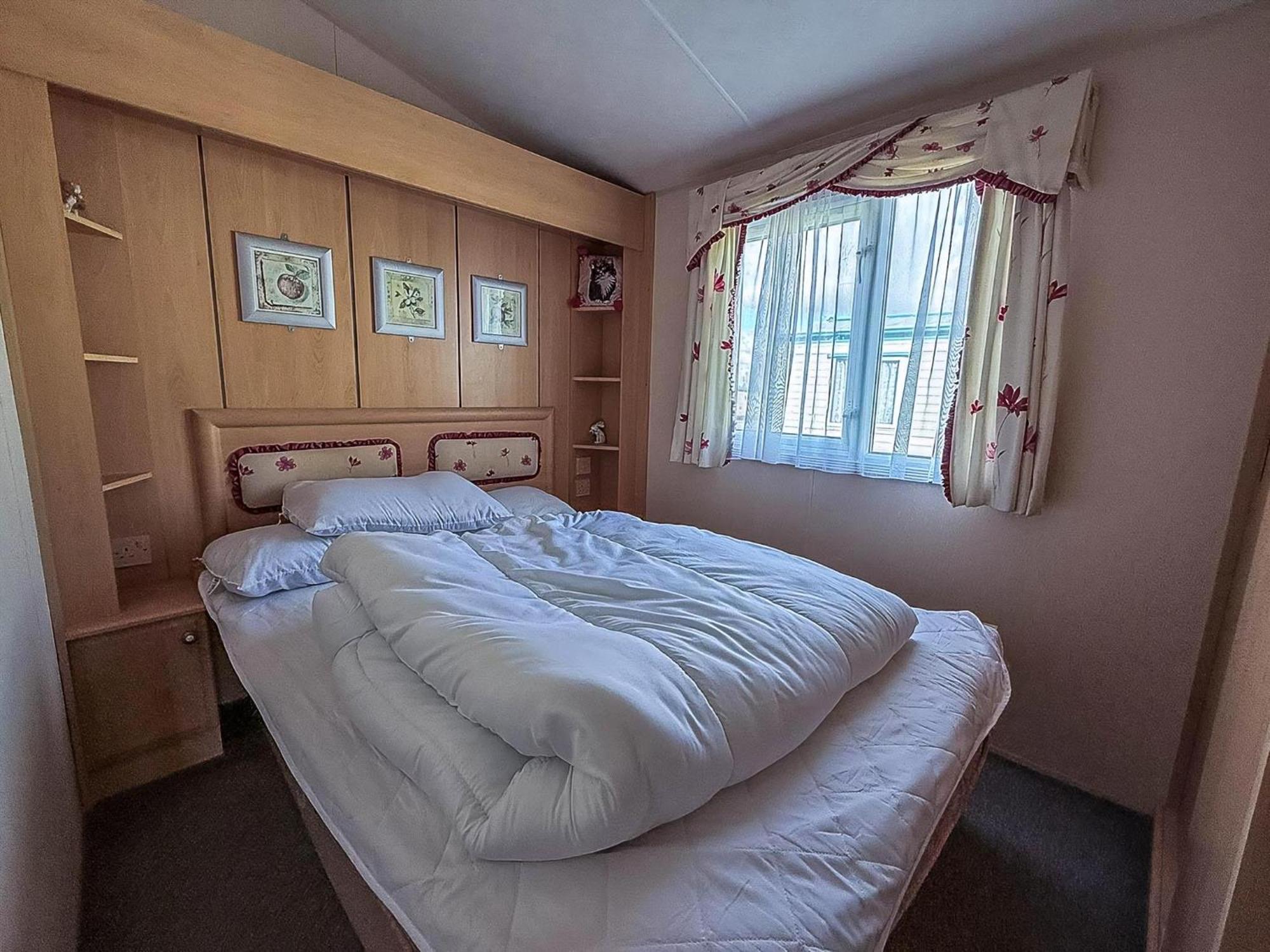 8 Berth Caravan With Decking To Hire At Naze Marine In Essex Ref 17045Nm Walton-on-the-Naze Extérieur photo