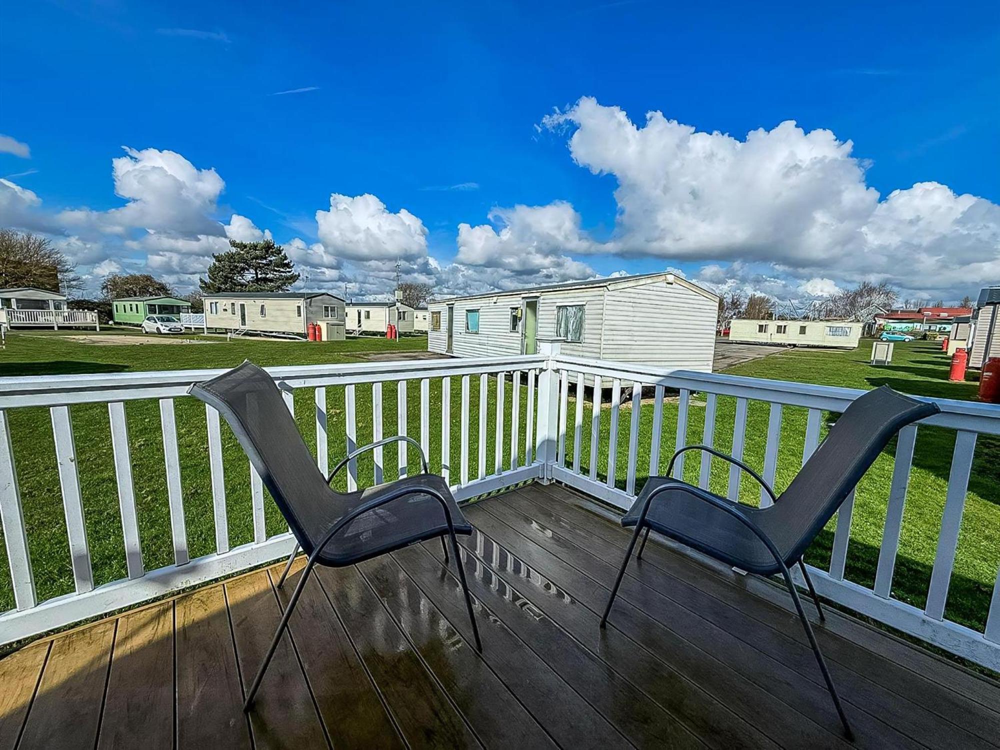 8 Berth Caravan With Decking To Hire At Naze Marine In Essex Ref 17045Nm Walton-on-the-Naze Extérieur photo