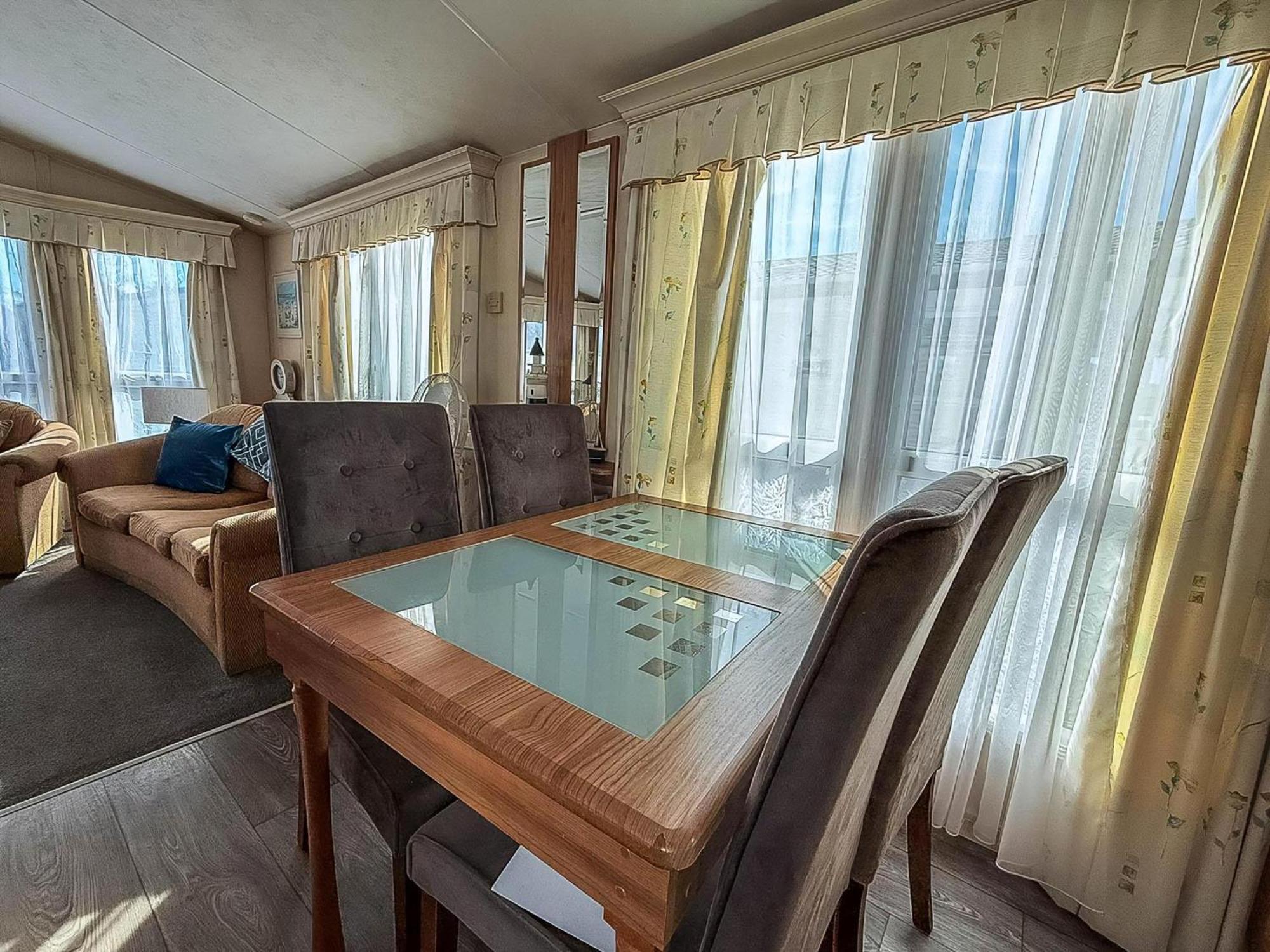 8 Berth Caravan With Decking To Hire At Naze Marine In Essex Ref 17045Nm Walton-on-the-Naze Extérieur photo