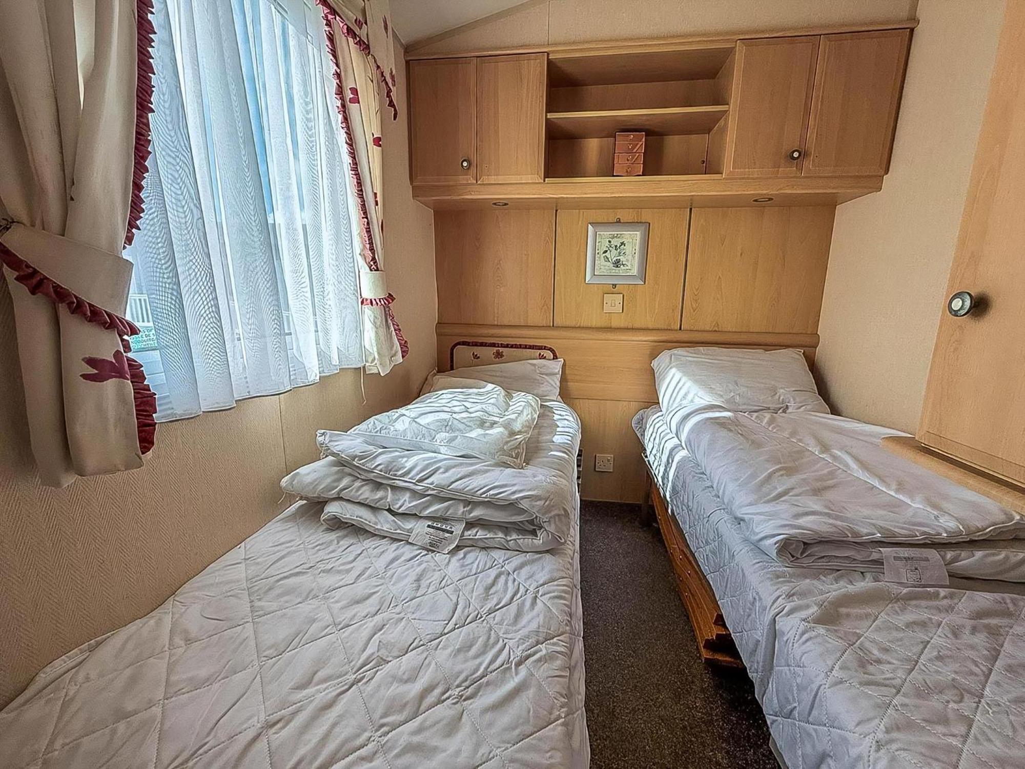 8 Berth Caravan With Decking To Hire At Naze Marine In Essex Ref 17045Nm Walton-on-the-Naze Extérieur photo