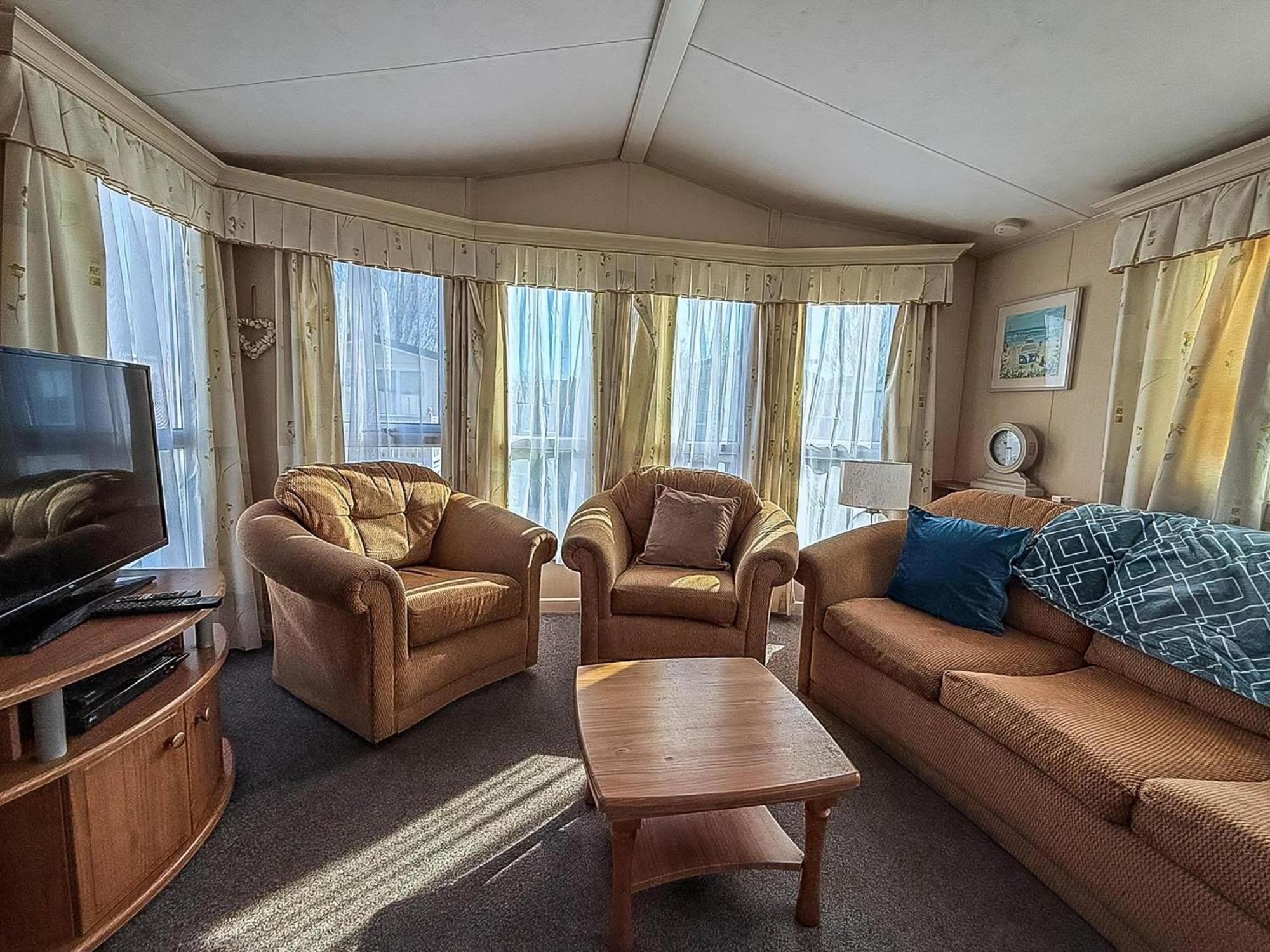 8 Berth Caravan With Decking To Hire At Naze Marine In Essex Ref 17045Nm Walton-on-the-Naze Extérieur photo